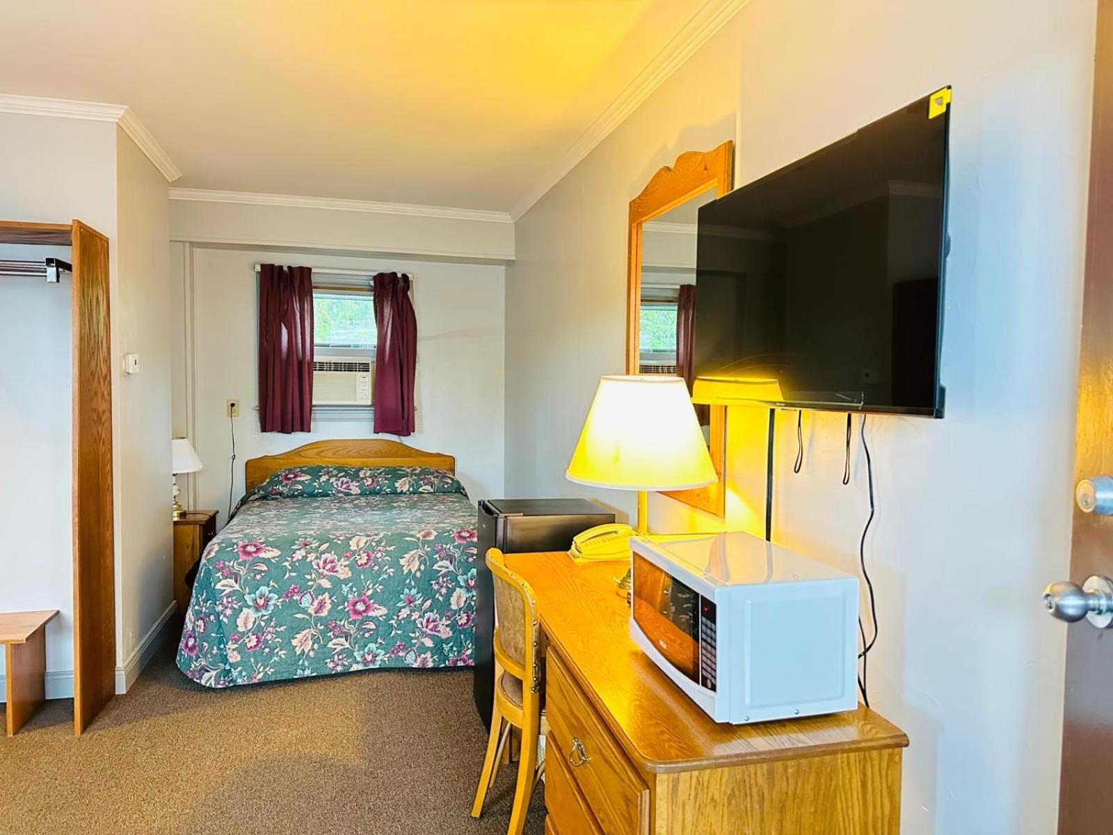 וודסטוק Stiles Motel Hill View מראה חיצוני תמונה