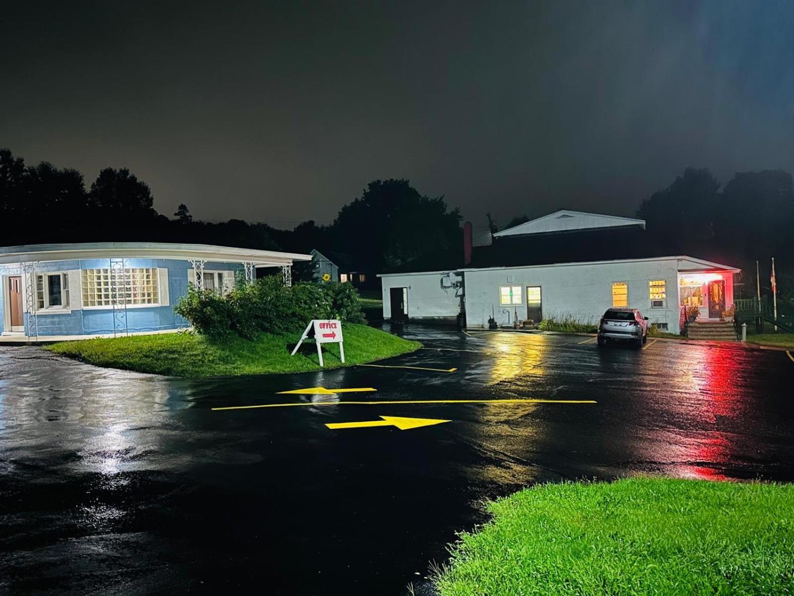 וודסטוק Stiles Motel Hill View מראה חיצוני תמונה